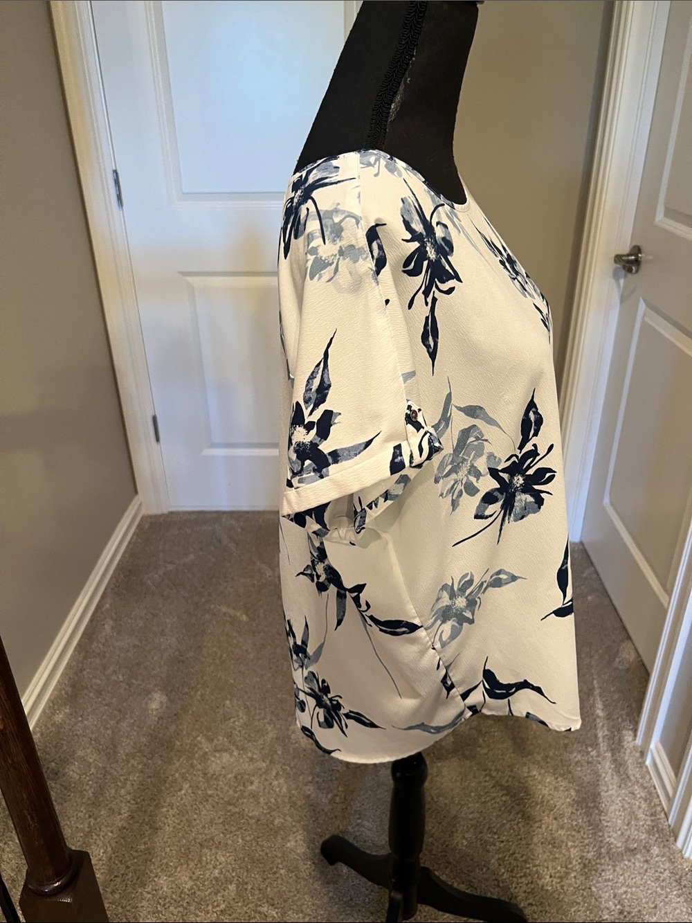 Maurices White Blouse with Navy Floral Print Size Large - Picture 6 of 10